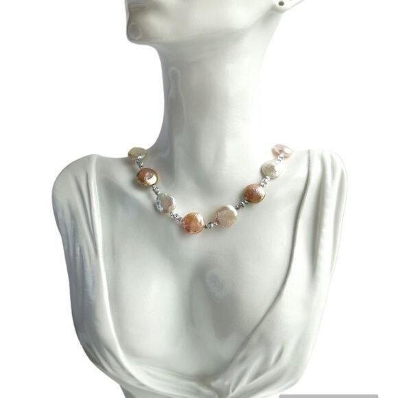 Blush Pink Coin Pearl Pearl Necklace 🆕 - Picture 2 of 10